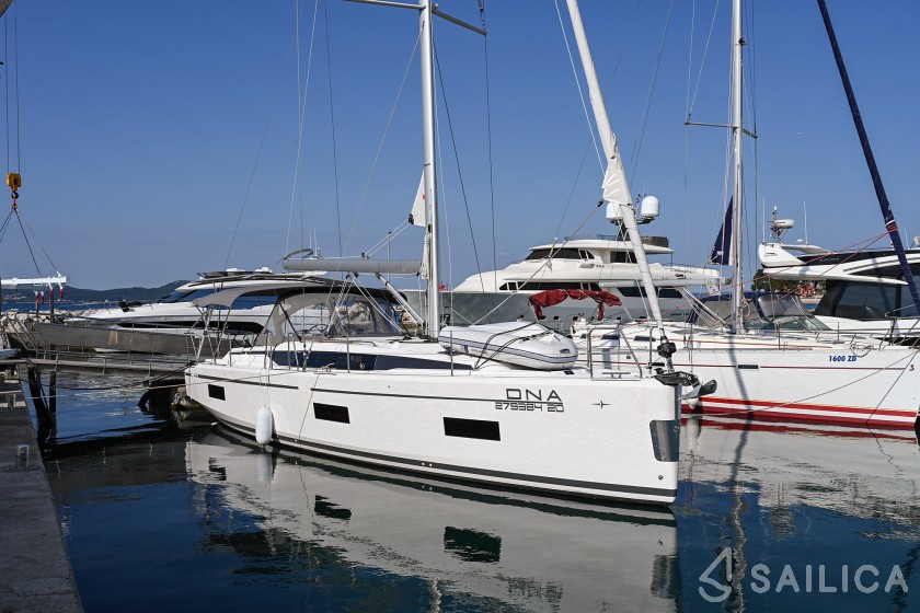 Bavaria C42 - Yacht Charter Sailica