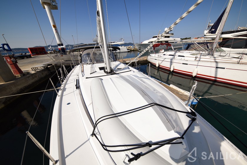 Bavaria C42 - Yacht Charter Sailica