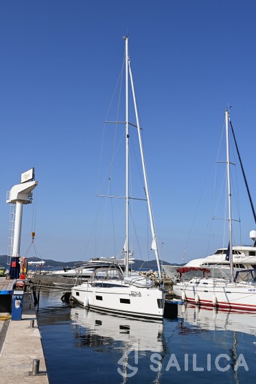 Bavaria C42 - Yacht Charter Sailica