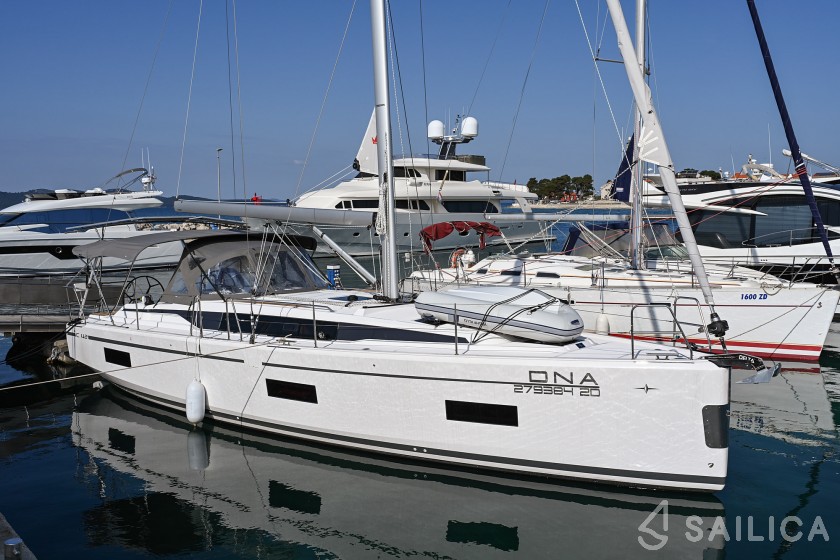 Bavaria C42 - Yacht Charter Sailica