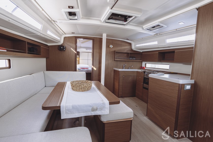 Oceanis 40.1 - Yacht Charter Sailica