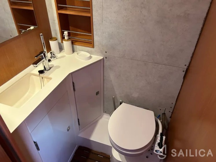 Bavaria 42 Cruiser - Yacht Charter Sailica