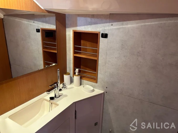 Bavaria 42 Cruiser - Yacht Charter Sailica