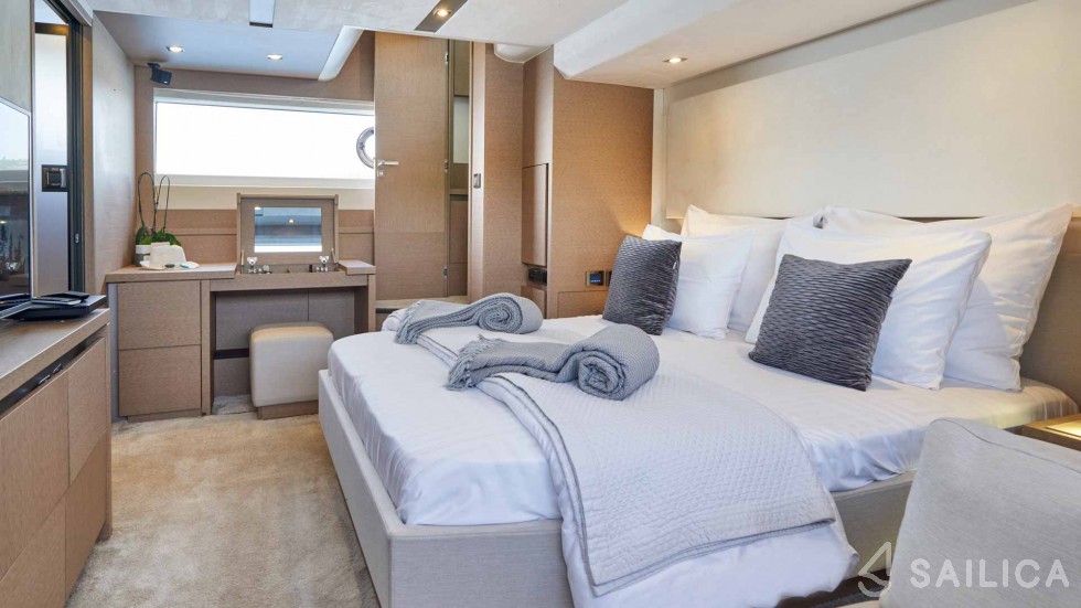 Prestige 630S - Yacht Charter Sailica