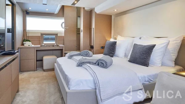 Prestige 630S - Yacht Charter Sailica