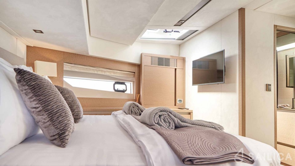 Prestige 630S - Yacht Charter Sailica