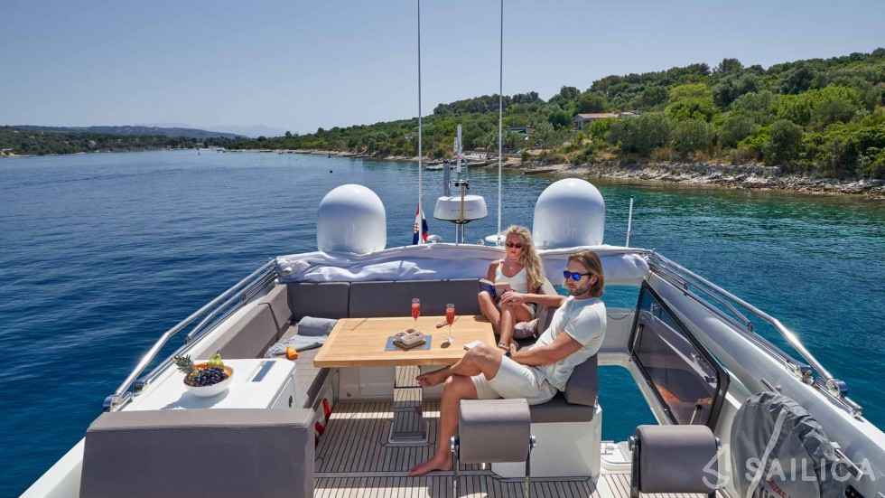 Prestige 630S - Yacht Charter Sailica