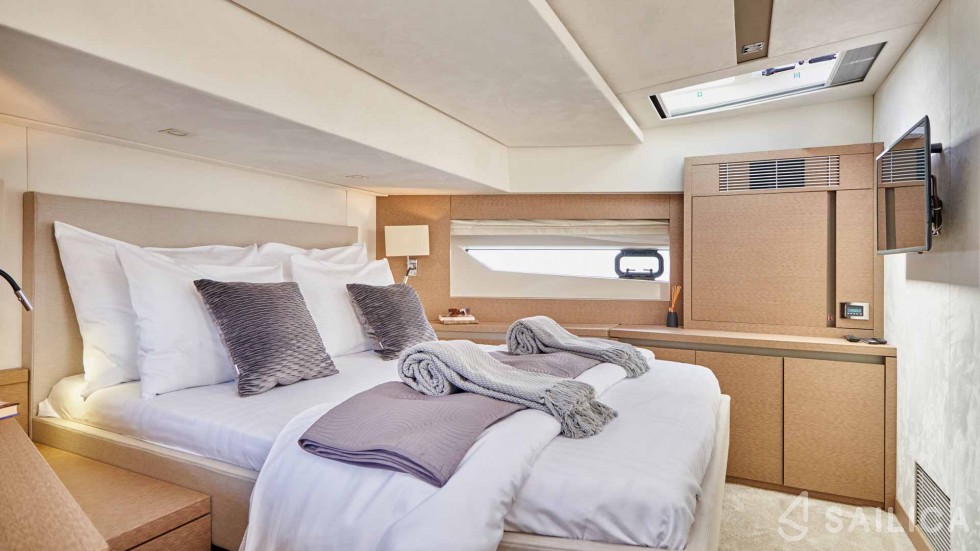 Prestige 630S - Yacht Charter Sailica