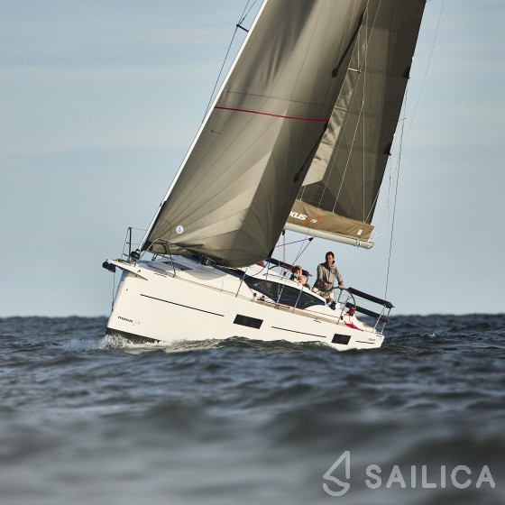 Maxus 35 - Yacht Charter Sailica