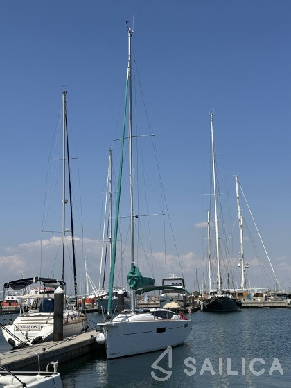 Maxus 35 - Yacht Charter Sailica