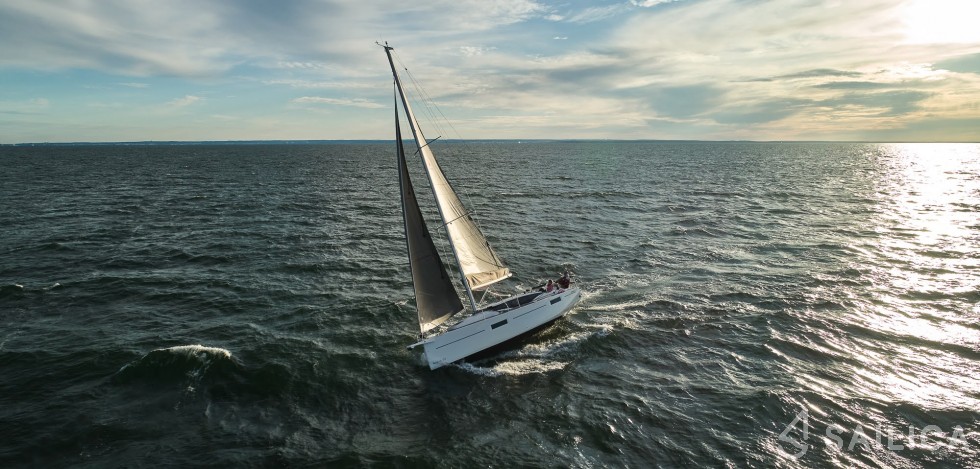 Maxus 35 - Yacht Charter Sailica