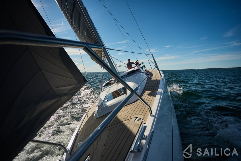Maxus 35 - Yacht Charter Sailica