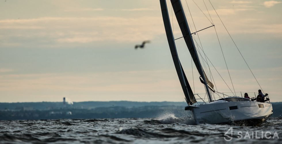 Maxus 35 - Yacht Charter Sailica