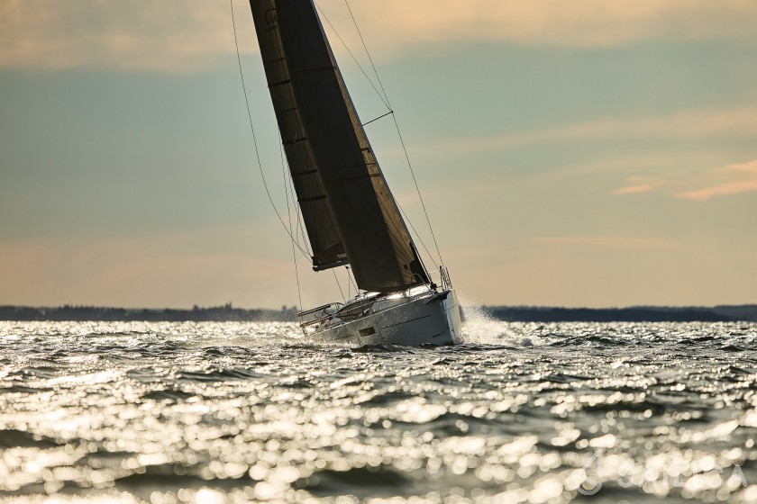 Maxus 35 - Yacht Charter Sailica