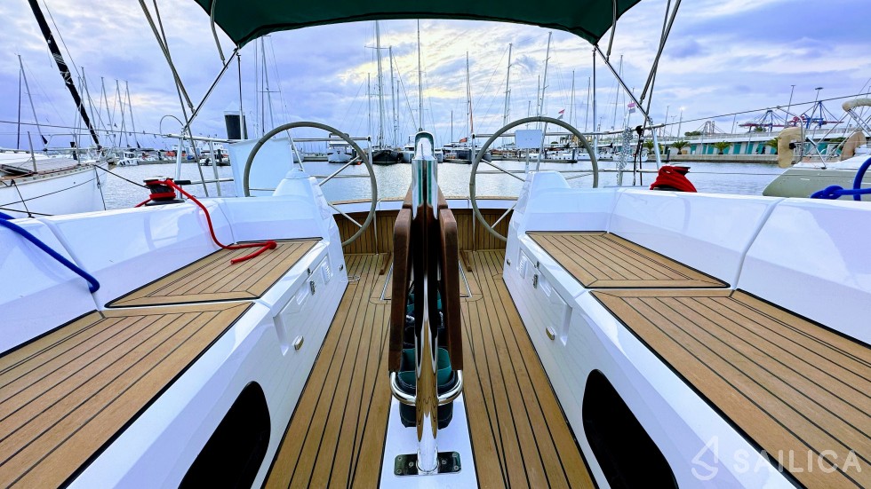 Maxus 35 - Yacht Charter Sailica