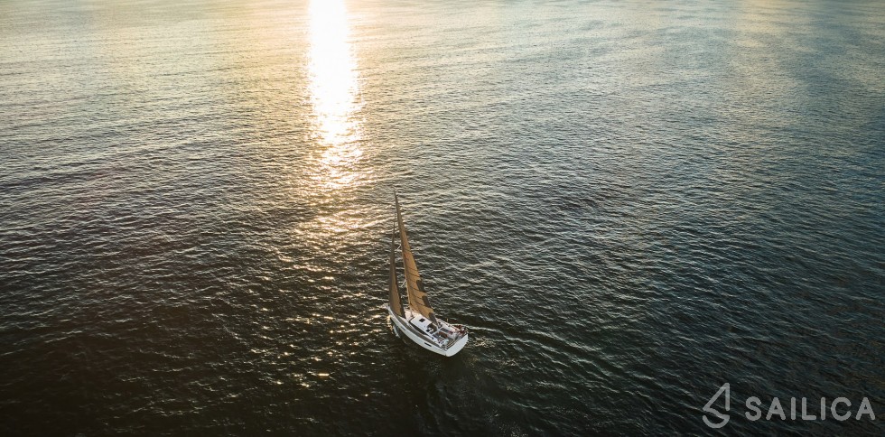 Maxus 35 - Yacht Charter Sailica