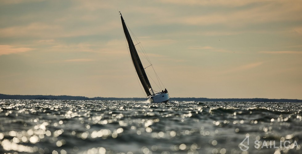 Maxus 35 - Yacht Charter Sailica