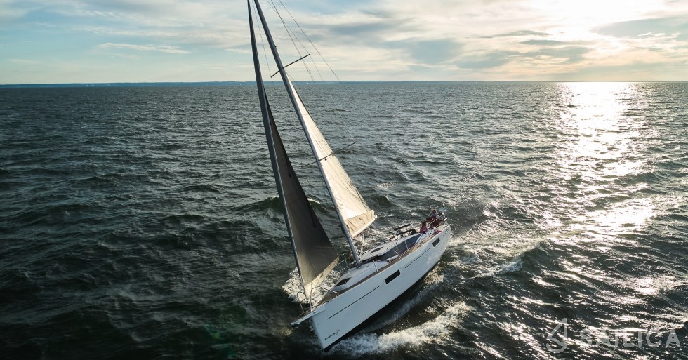 Maxus 35 - Yacht Charter Sailica
