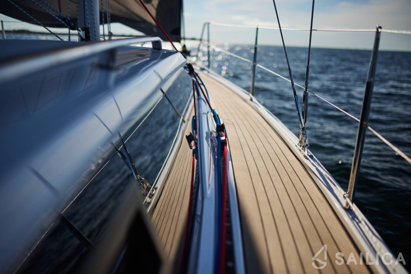 Maxus 35 - Yacht Charter Sailica