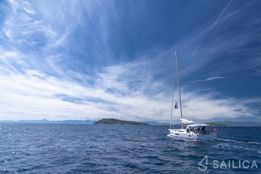 Oceanis 51.1 - Yacht Charter Sailica