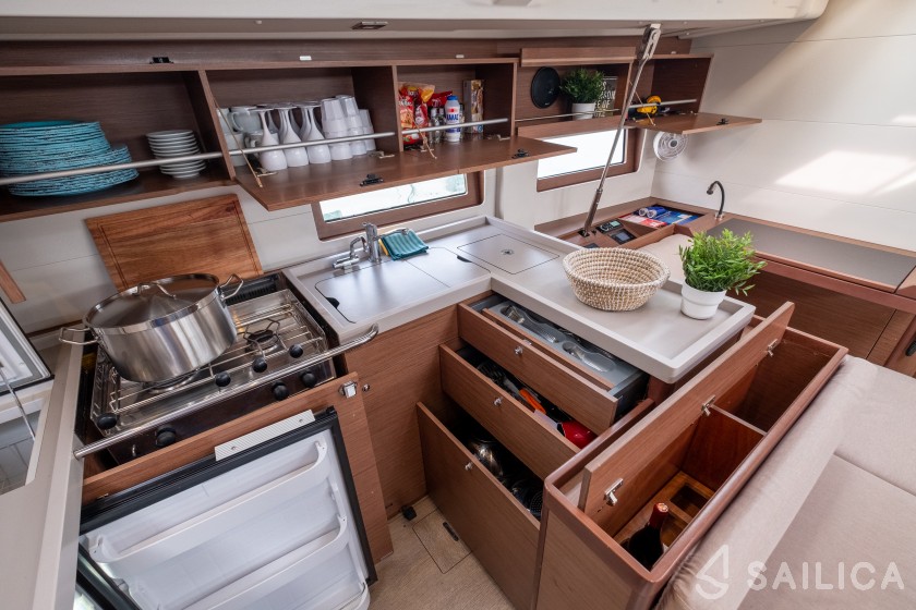 Oceanis 51.1 - Yacht Charter Sailica