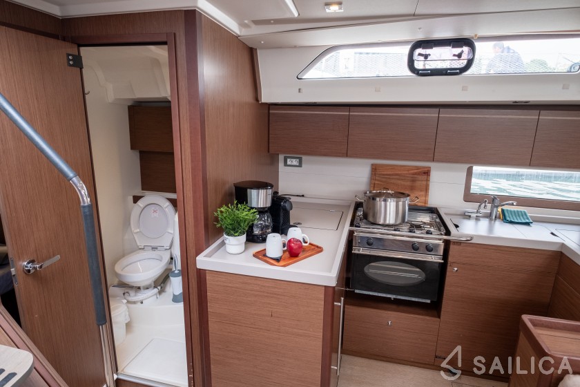 Oceanis 51.1 - Yacht Charter Sailica