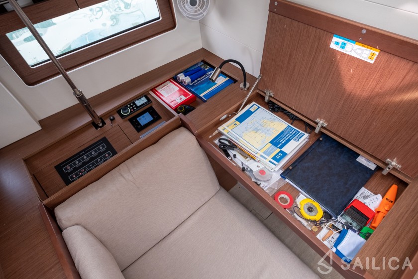 Oceanis 51.1 - Yacht Charter Sailica