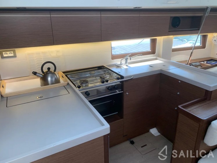 Oceanis 51.1 - Yacht Charter Sailica