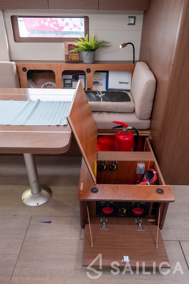 Oceanis 51.1 - Yacht Charter Sailica