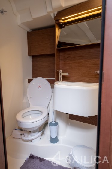 Oceanis 51.1 - Yacht Charter Sailica