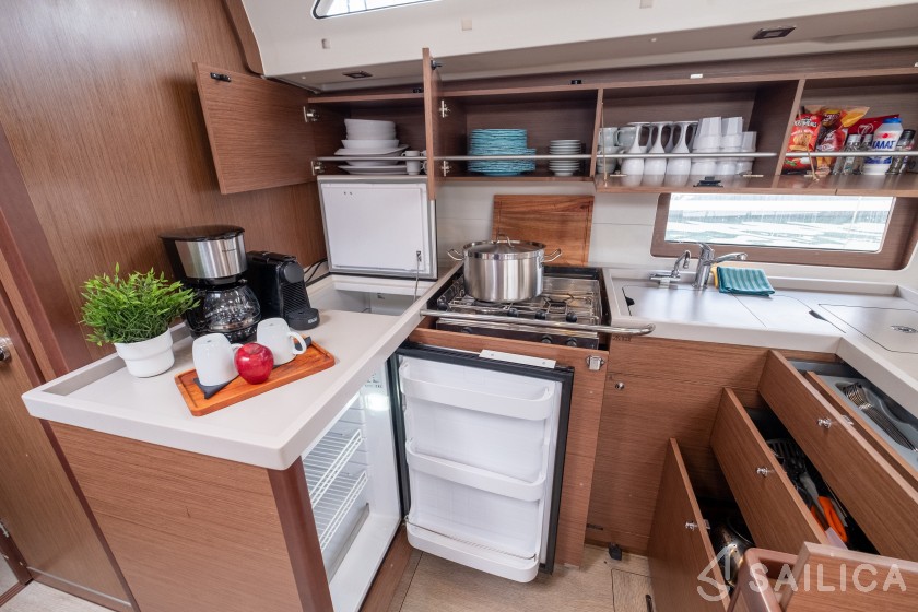Oceanis 51.1 - Yacht Charter Sailica