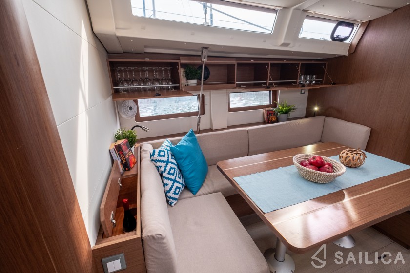 Oceanis 51.1 - Yacht Charter Sailica