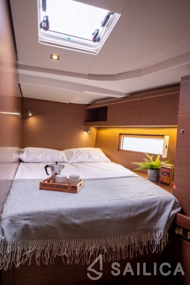 Oceanis 51.1 - Yacht Charter Sailica