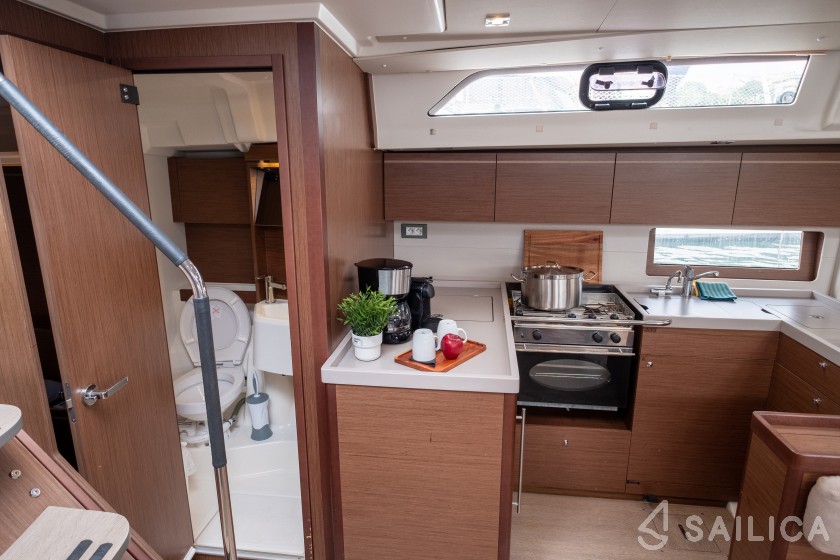Oceanis 51.1 - Yacht Charter Sailica