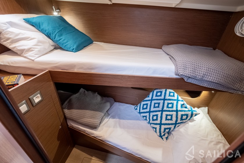 Oceanis 51.1 - Yacht Charter Sailica