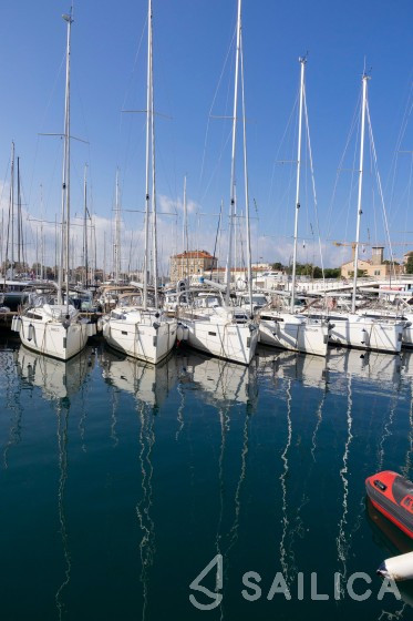 Bavaria Cruiser 37 Style - Yacht Charter Sailica