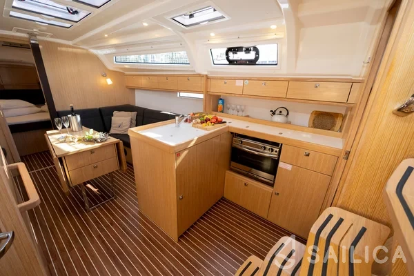 Bavaria Cruiser 37 Style - Yacht Charter Sailica
