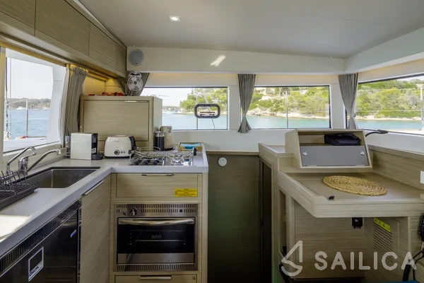 Lagoon 40 - Yacht Charter Sailica