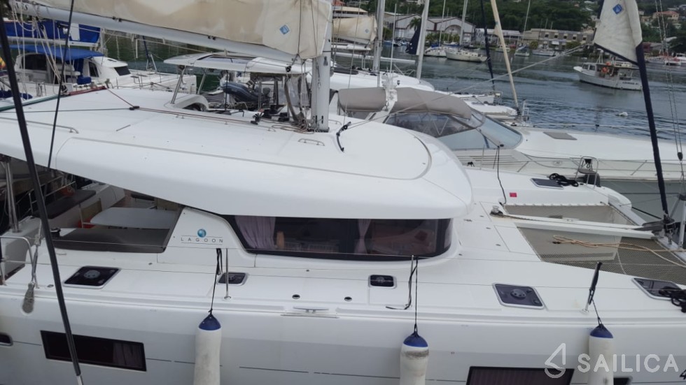Lagoon 42 - Yacht Charter Sailica