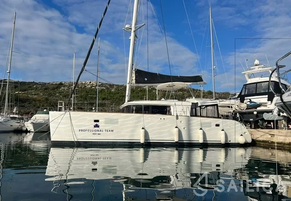Lagoon 450  Flybridge - Yacht Charter Sailica