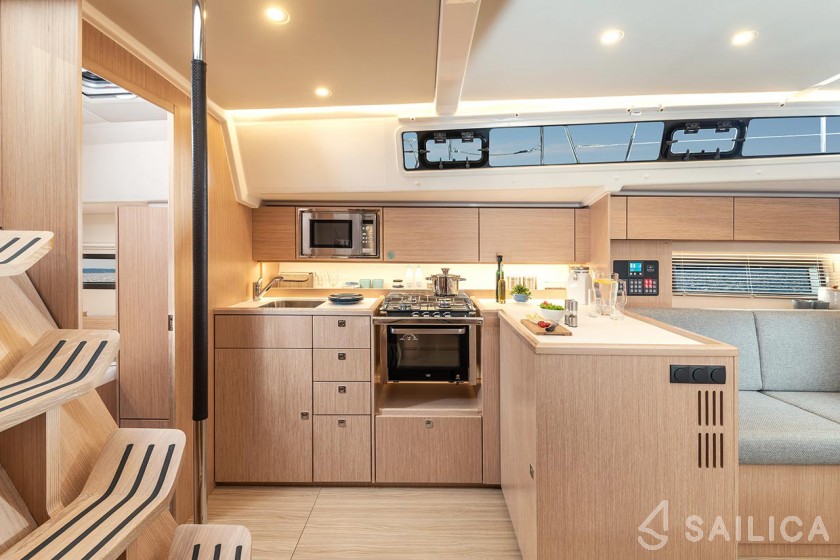 Bavaria C42 Style - Yacht Charter Sailica