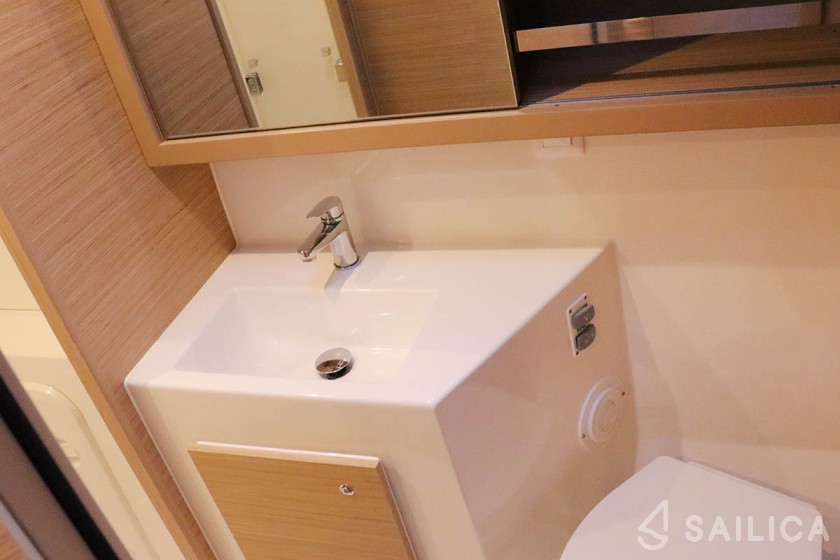 Lagoon 42 - Yacht Charter Sailica