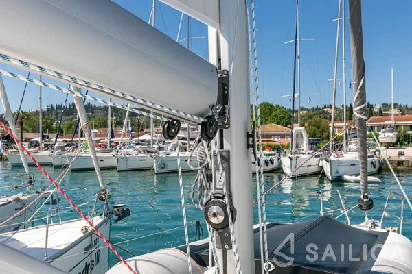 Bavaria C42 - Yacht Charter Sailica