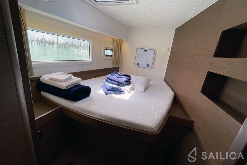 Lagoon 42 - Yacht Charter Sailica
