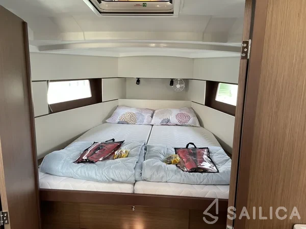 Oceanis 38.1 - Yacht Charter Sailica