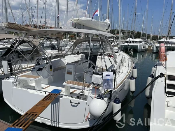 Oceanis 38.1 - Yacht Charter Sailica
