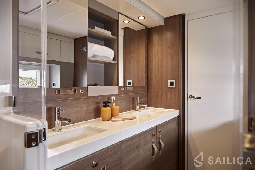 Bali 4.4 - Yacht Charter Sailica