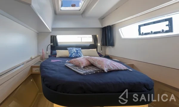 Astréa 42 - Yacht Charter Sailica