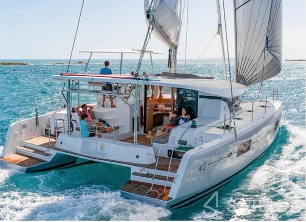 Lagoon 42 - Yacht Charter Sailica