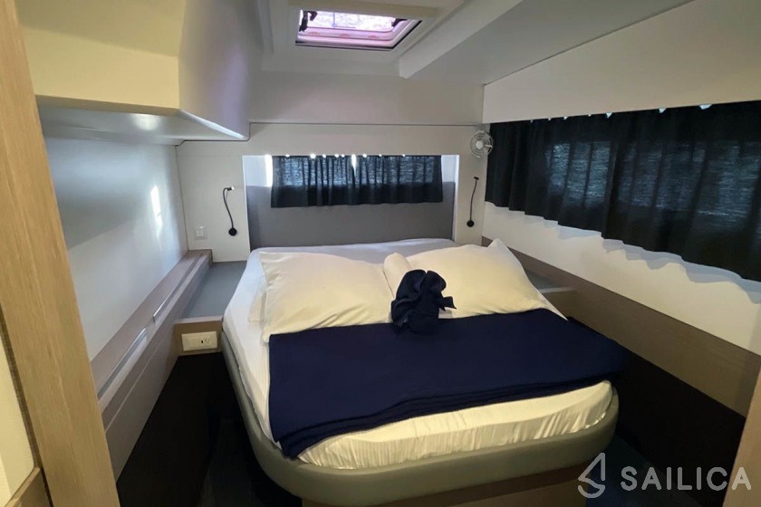 Astréa 42 - Yacht Charter Sailica